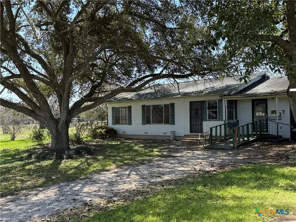 8406 W County Line Rd, Schulenburg, TX 78956