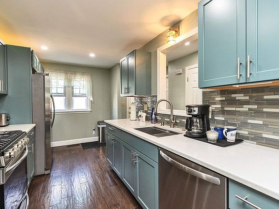 3rd image of 136 Fox Hollow Way