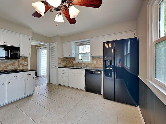 5th image of 623 E 109th Ter