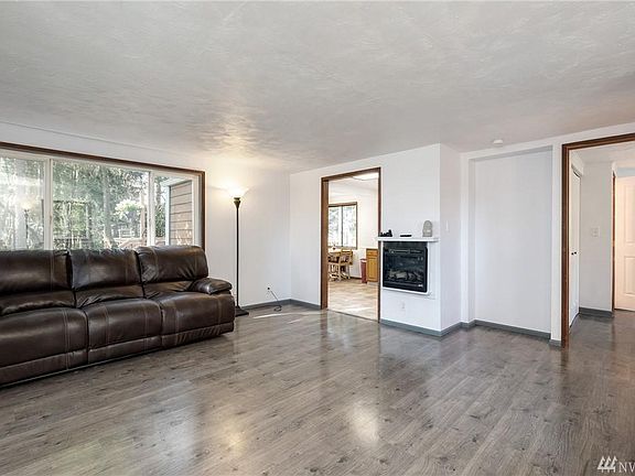 4th image of 1315 Oyster Bay Ave S