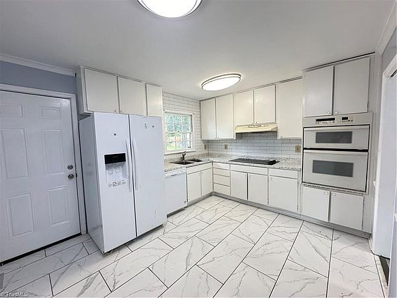 5th image of 405 W Montcastle Dr
