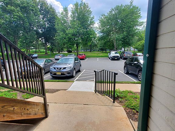 4th image of 10 Taylor Dr