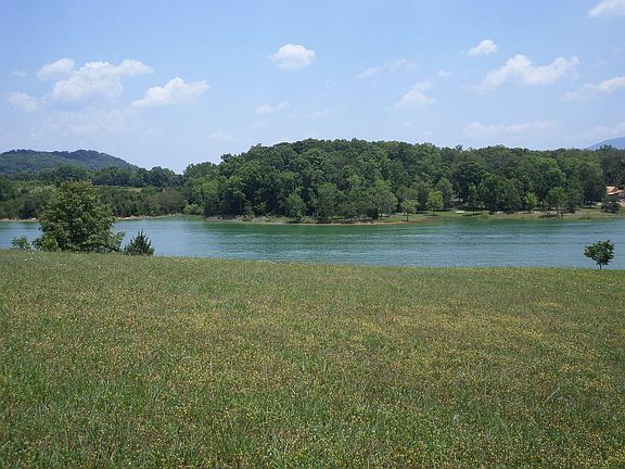 3rd image of Harbor Hills Dr
