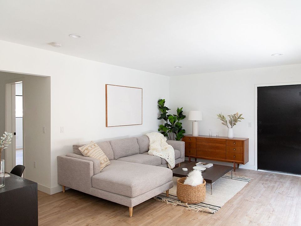 1st image of 4938 Rosewood Ave