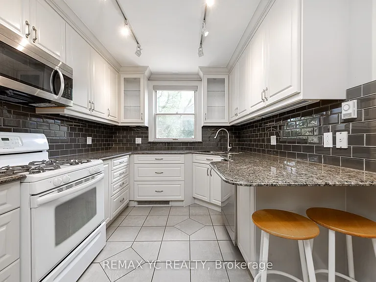 425 Broadway Ave — Photo 6