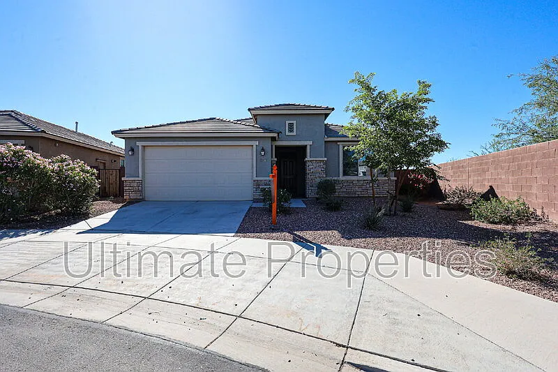 4 bed, 2.0 bath, 2041 sqft, $2,095 — Photo 2