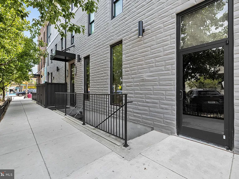 400 S Conkling St #6 — Photo 3