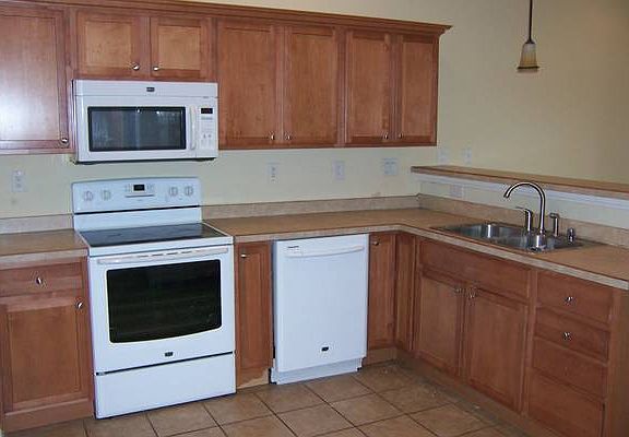3rd image of 400 Leisure Way