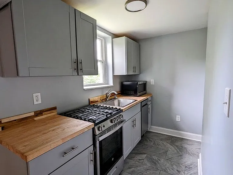 1402 West Sycamore St. — Photo 3