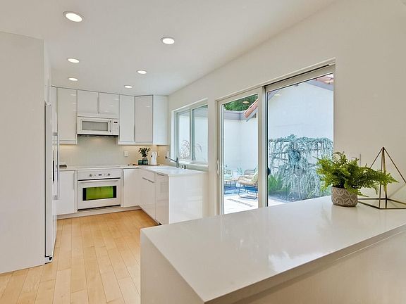 4th image of 8083 Park Villa Cir