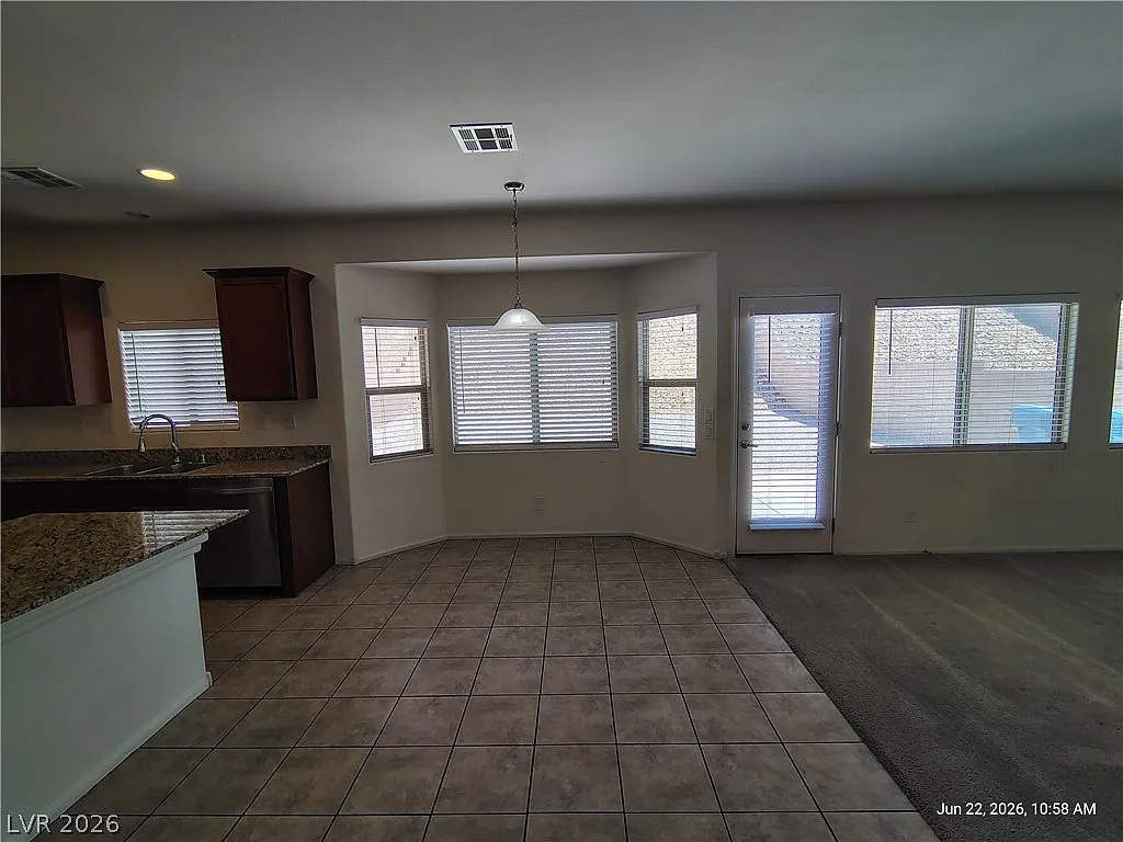 4 bed, 2.5 bath, 2398 sqft, $2,396 — Photo 4