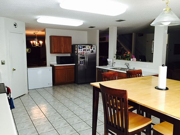 3rd image of 100 Queen Annes Dr