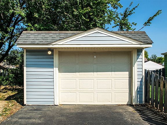 2nd image of 18304 Rockland Ave