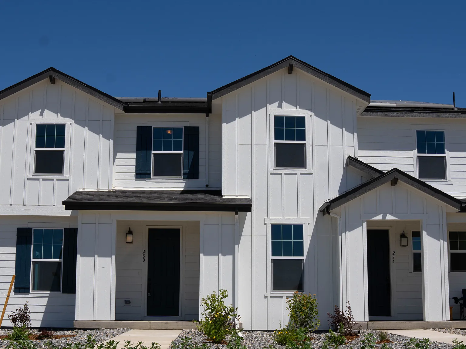 3 bed, 2.5 bath, 2346 sqft, $2,900 — Photo 1