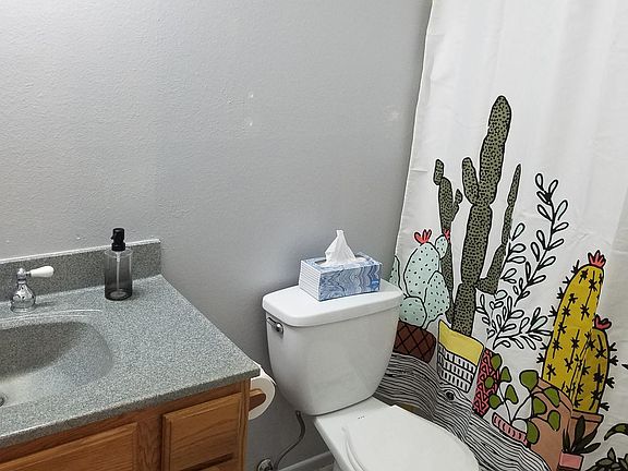 4th image of 2310 E Poinsettia Dr