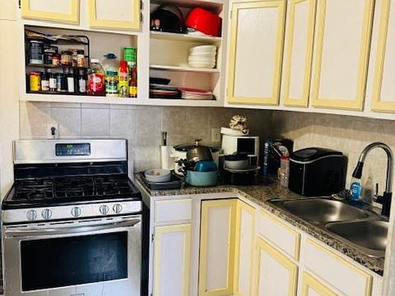 5th image of 320 Denver St