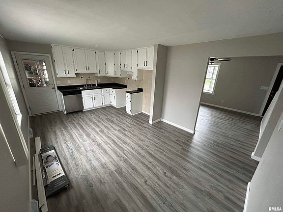 5th image of 9 Jamestown Cir