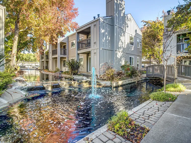 Round Hill Creek Apartments — Photo 16
