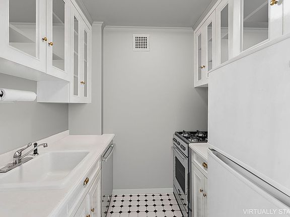 4th image of 210 E 15th St APT 9K