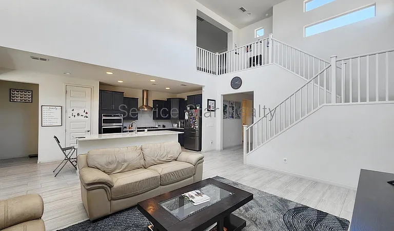 3407 E Louise Dr — Photo 6