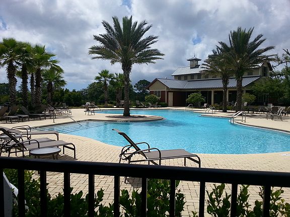 Pool & Club House