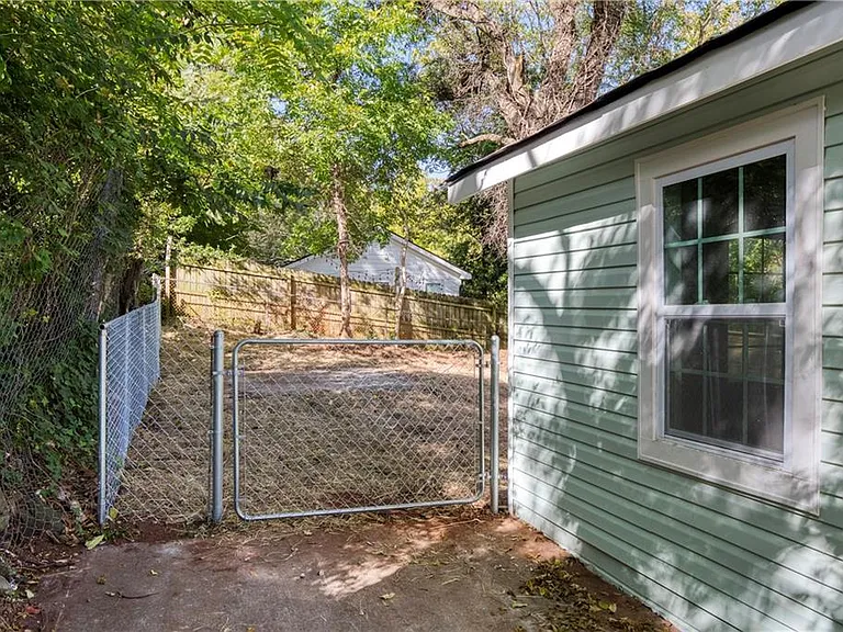 1015 Sims St SW — Photo 34