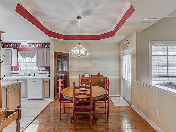 5th image of 208 Bismark Dr