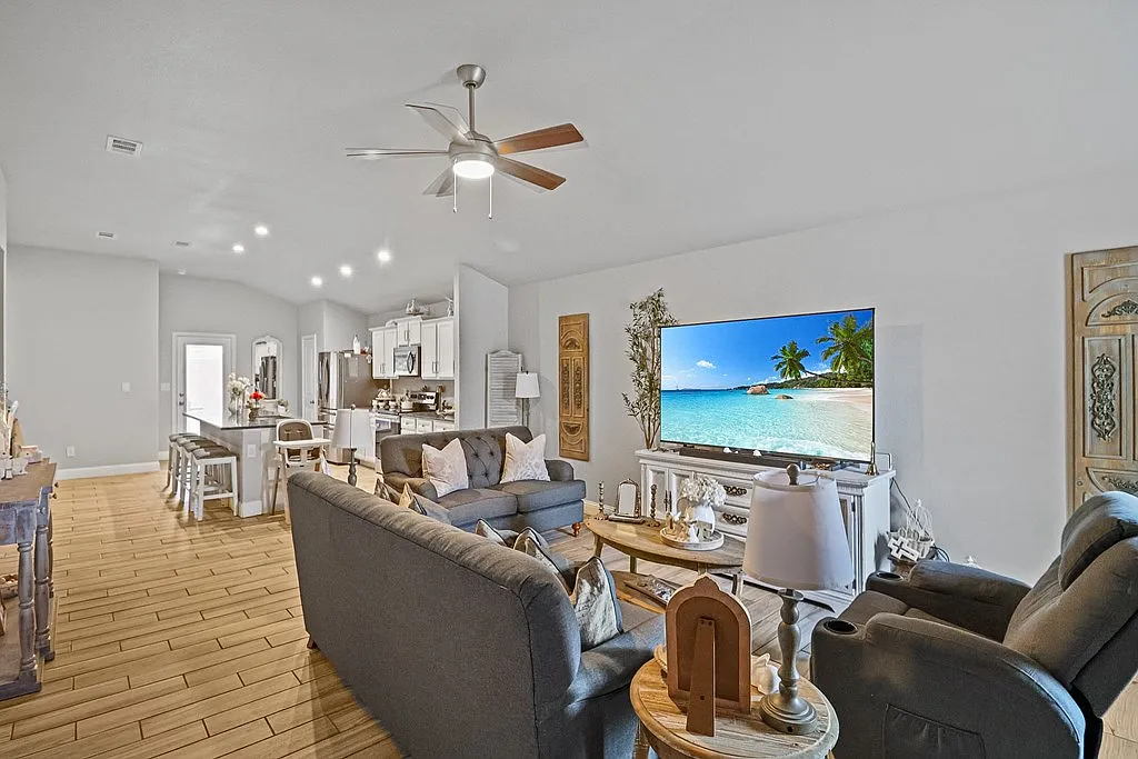3 bed, 2.0 bath, 1550 sqft, $2,600 — Photo 3