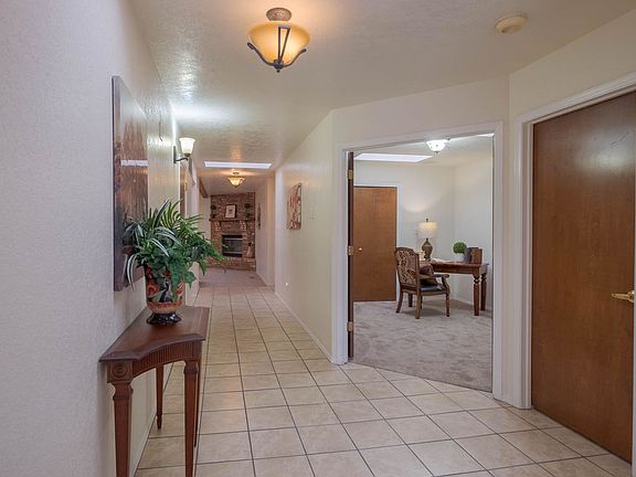 3rd image of 1740 Miracerros Pl NE