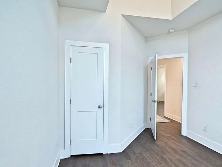 215 Sapphire — Photo 20