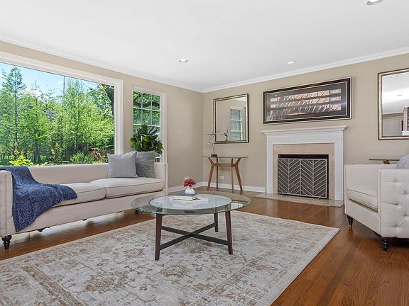 4th image of 344 Iris Ln