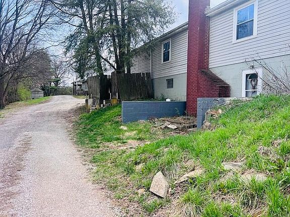 5th image of 1055 Hart Rd