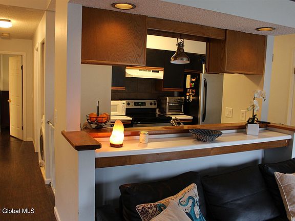 4th image of 220 Monmouth Way
