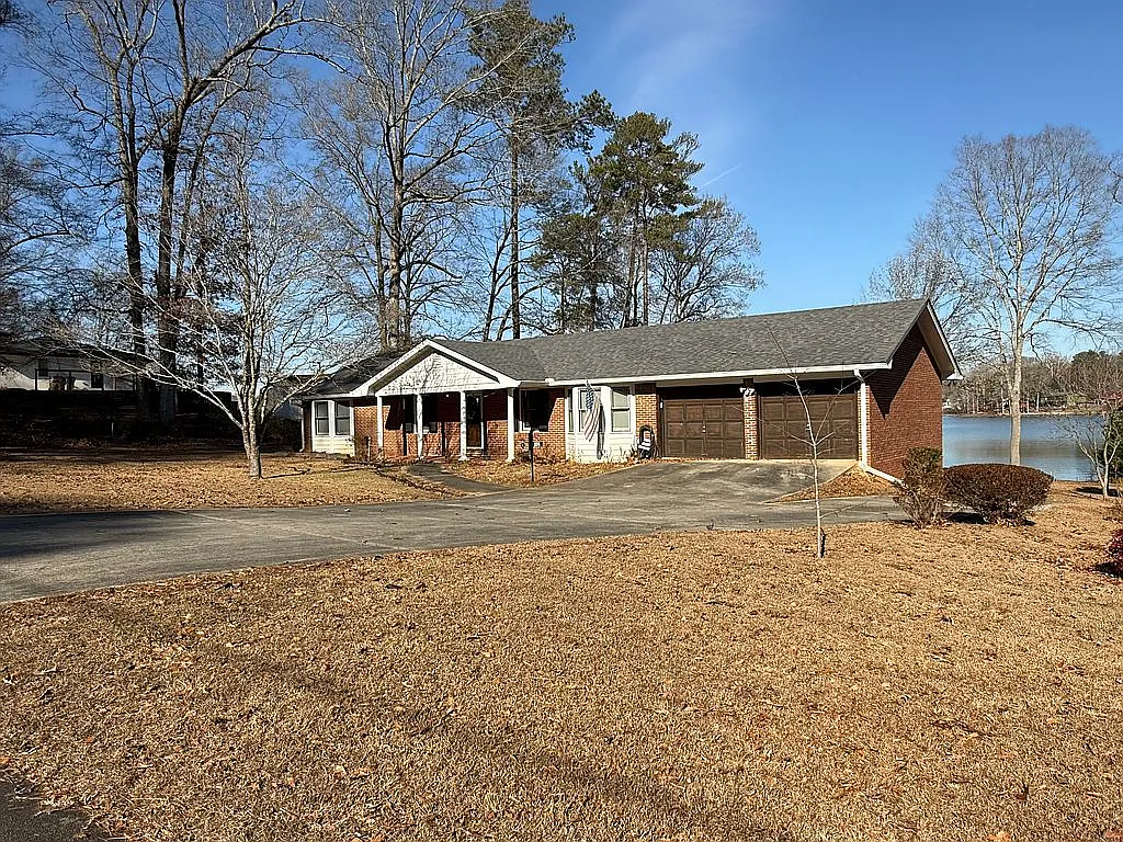 578 Lakeshore Dr photo 1