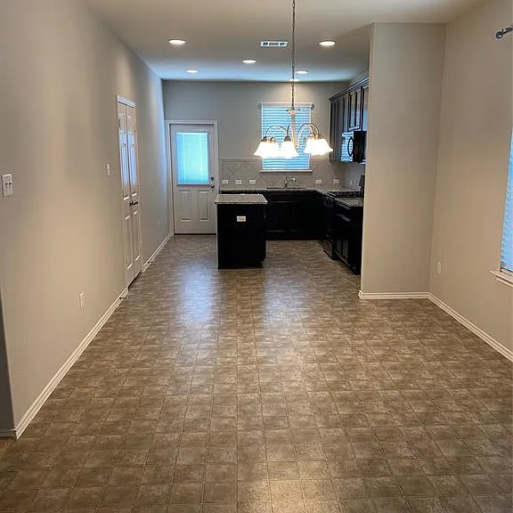 352 Martha Dr — Photo 4