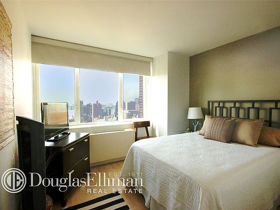 4th image of 322 W 57th St APT 31U1