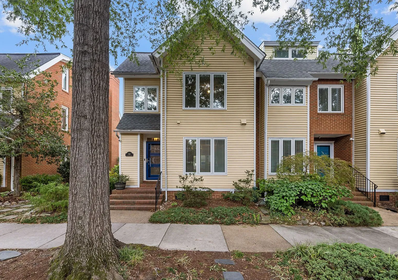 Spacious 4-Bedroom End-Unit Home with 2 Master Suites. — Photo 2