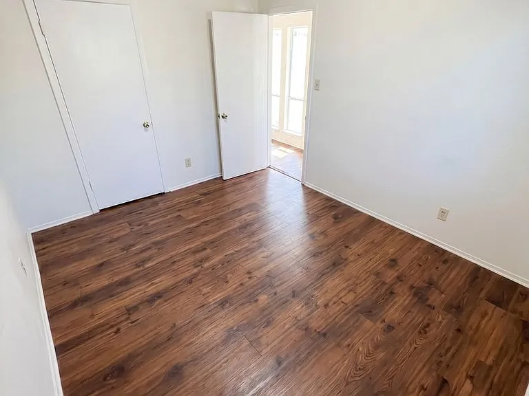 1263 Empire Ave — Photo 8