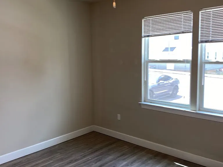 1805 Bellevue Way — Photo 40