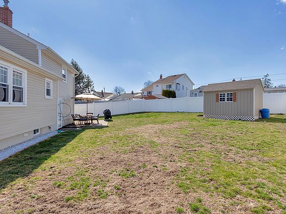 4th image of 13 Louise Ct