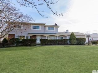 32 Angela Ln, Bay Shore, NY 11706