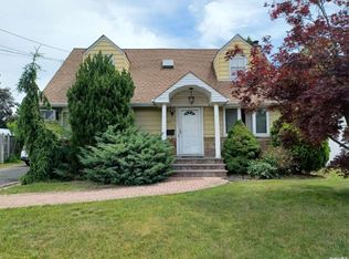 897 Preston Rd, East Meadow, NY 11554