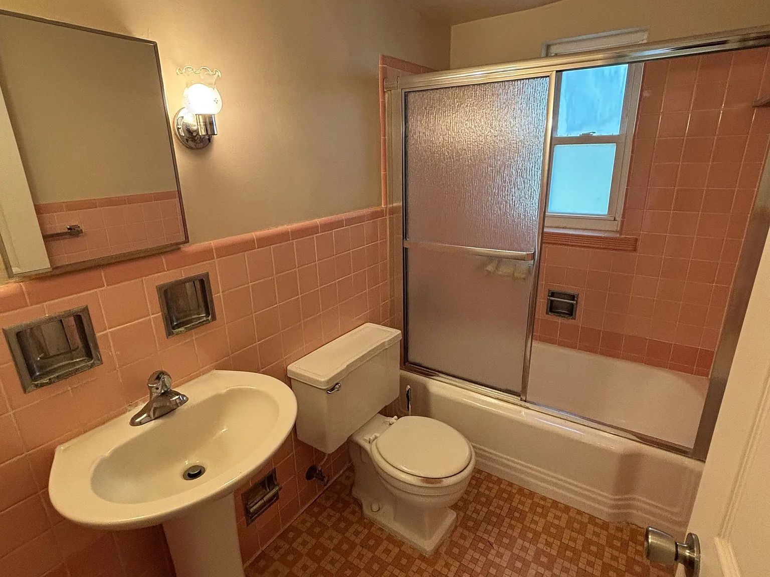 2 bed, 1.0 bath, 775 sqft, $1,300 — Photo 4