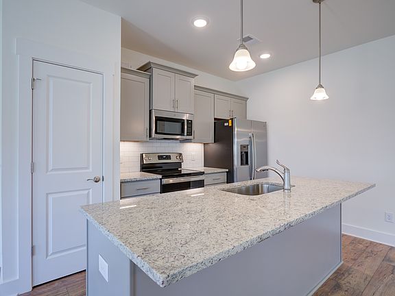 2nd image of 2084 Bloomsbury Ln