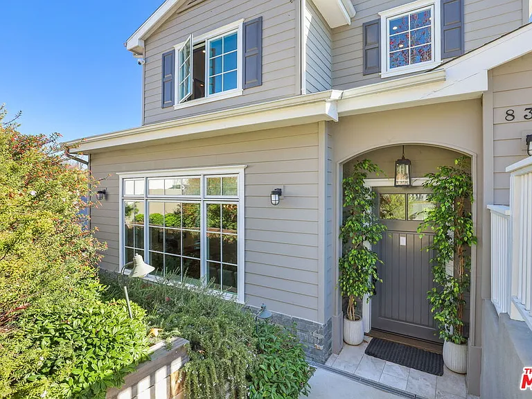 832 Las Lomas Ave — Photo 2