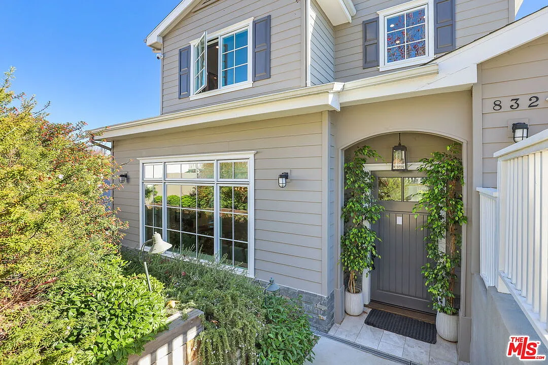 Building Photo - 832 Las Lomas Ave