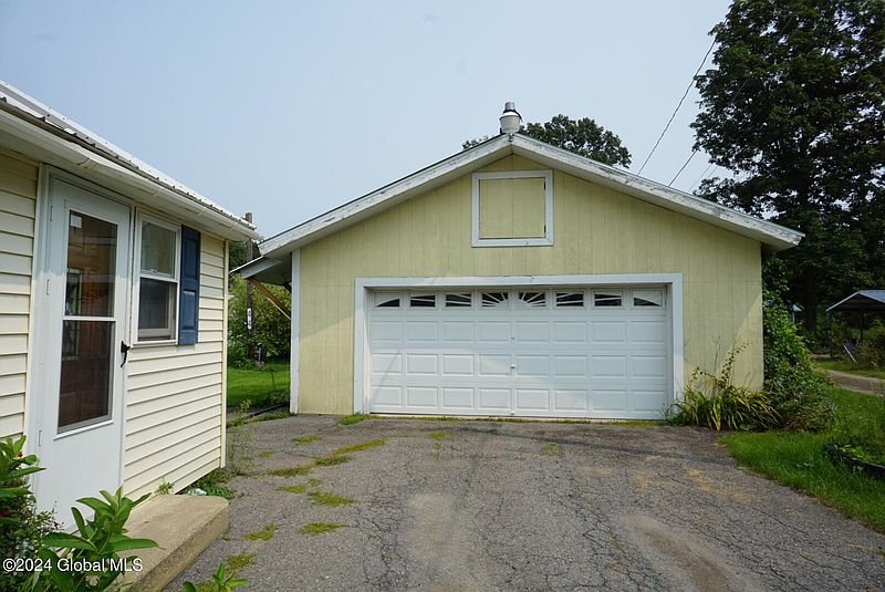 5th image of 42 Dean Road
