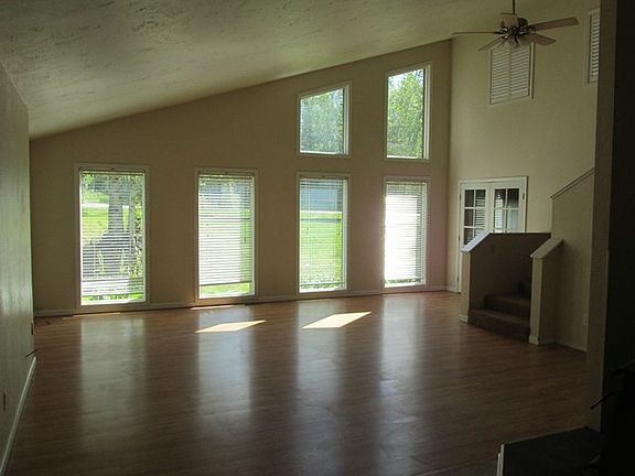 3rd image of 701 W Gail Dr