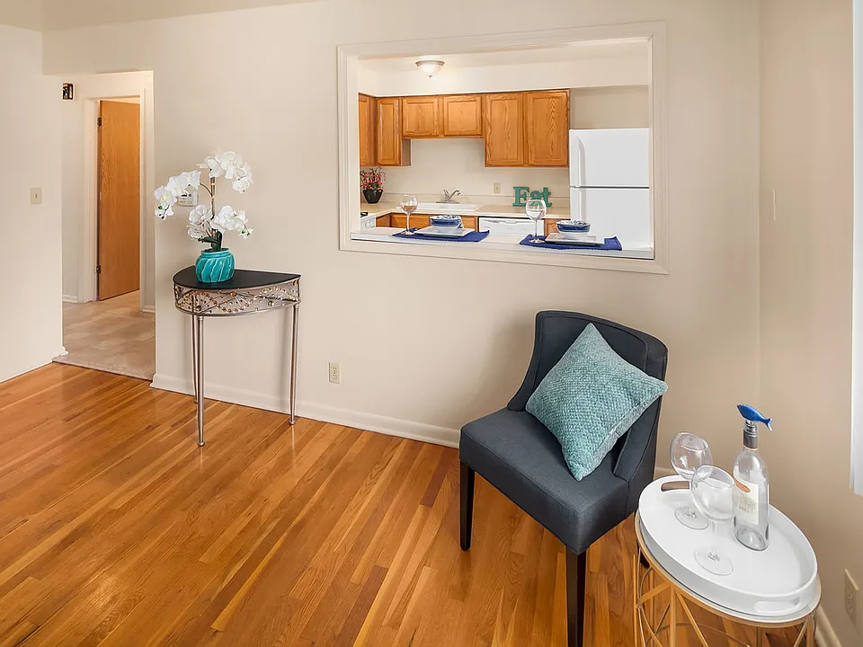 Dining Area & Kitchen