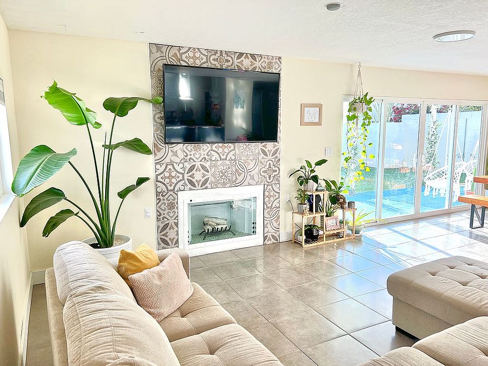 1st image of 54350 Avenida Obregon